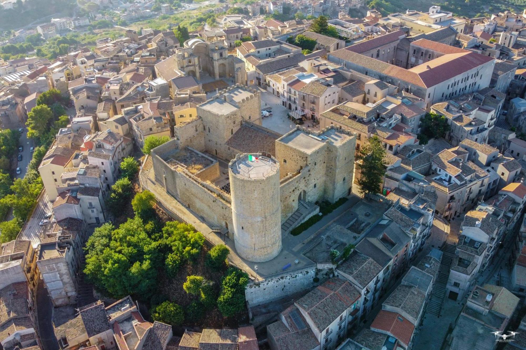 Holiday Home Castle Salemi - Casa Vacanze Bagian luar foto